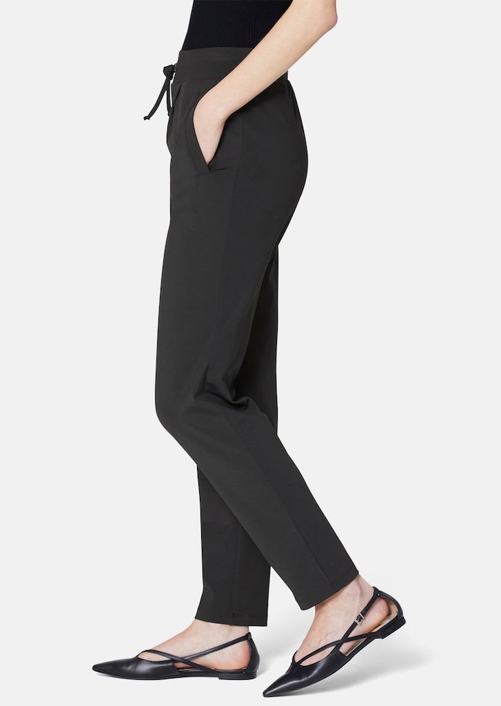 Wellness trousers in a straight, slim fit 3