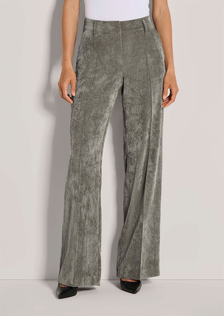 Weite Cordhose mit Bügelfalten