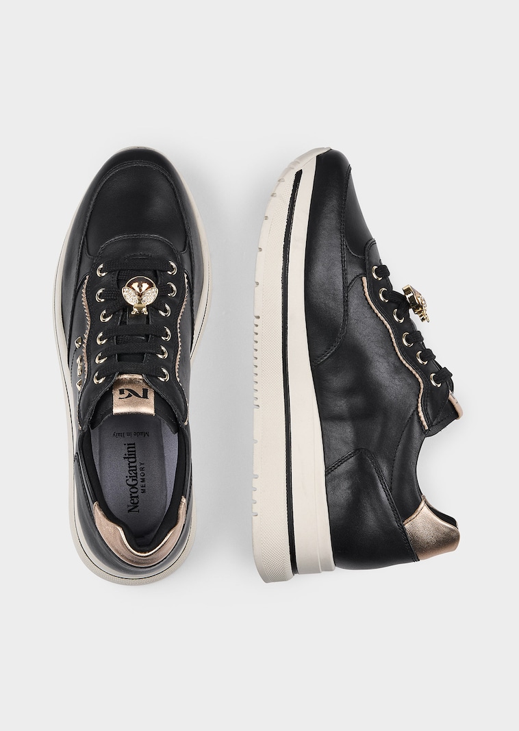 Edler Sneaker mit Schmuckelementen