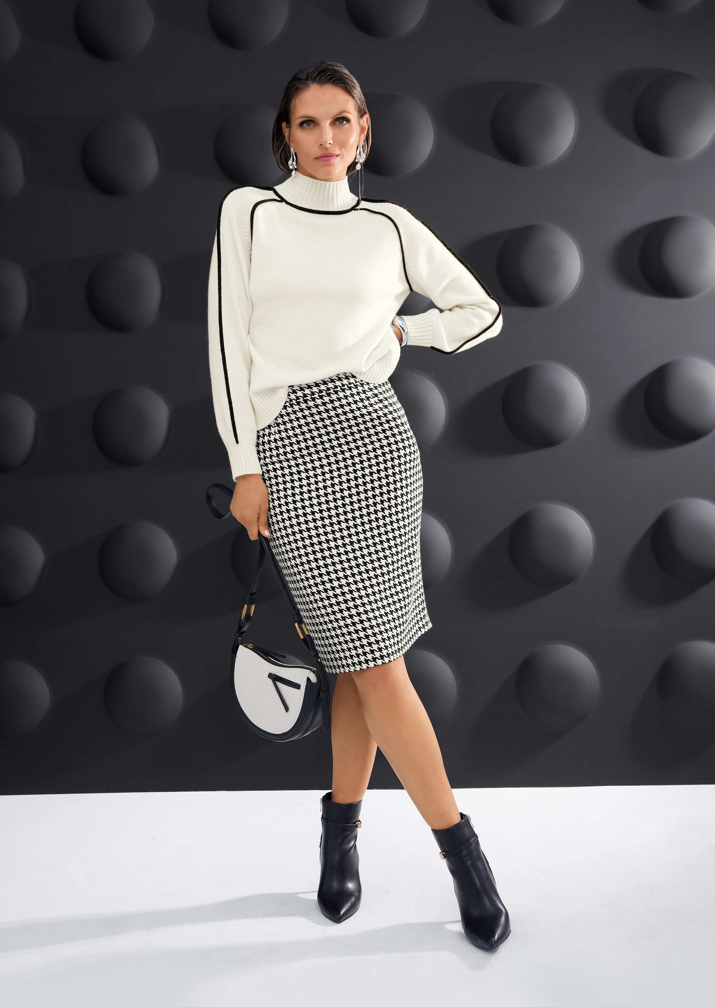 Strickpullover mit Stehkragen und Kontrastpaspeln