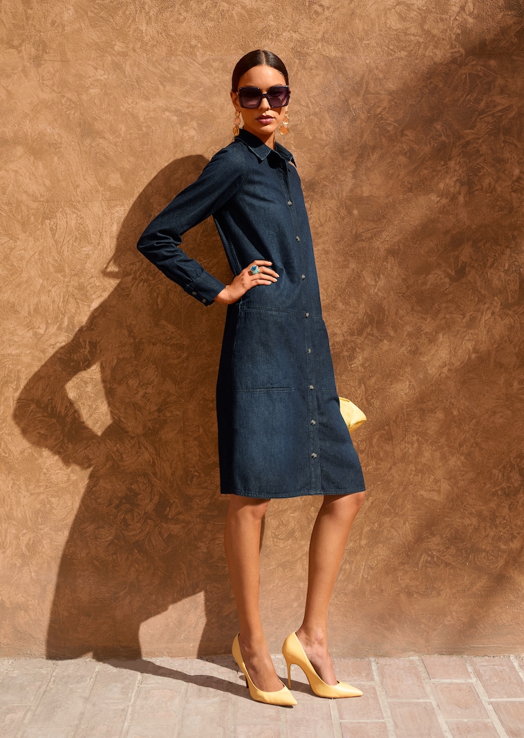 Modisches Jeanskleid im Hemdblusenstil