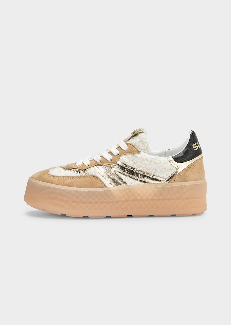 Sneaker mit Metallic- und Teddyfell-Elementen