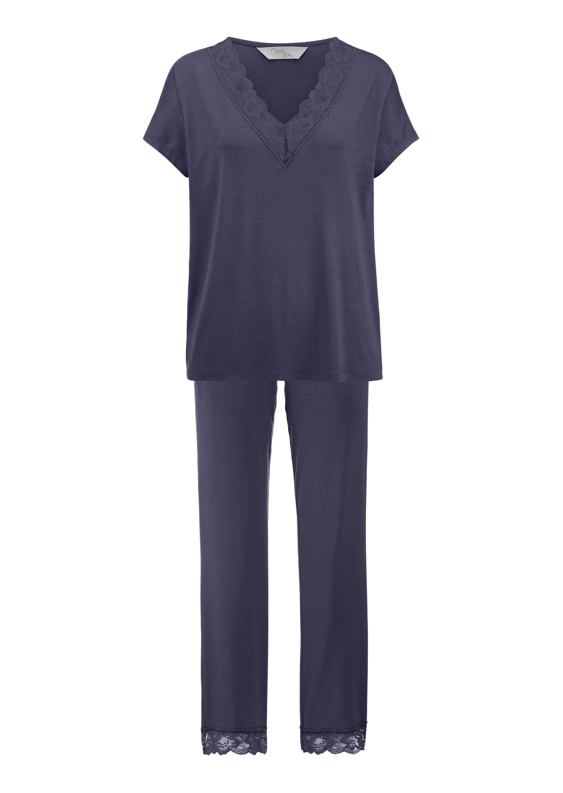 Pyjama mit feiner Spitzenborte