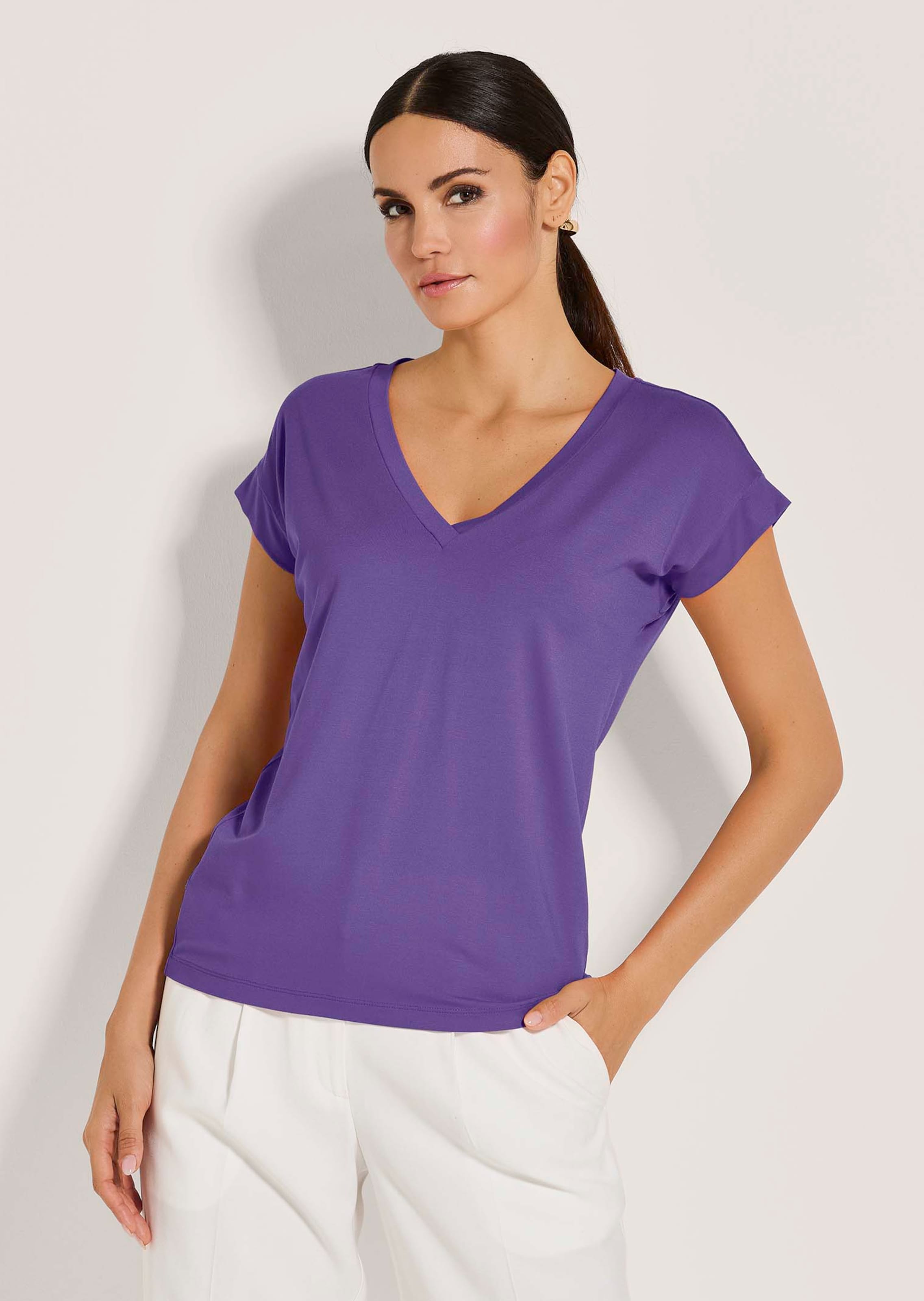 Casual shirt with V-neck