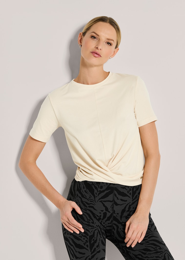 Feminines Sportshirt mit Wickeloptik