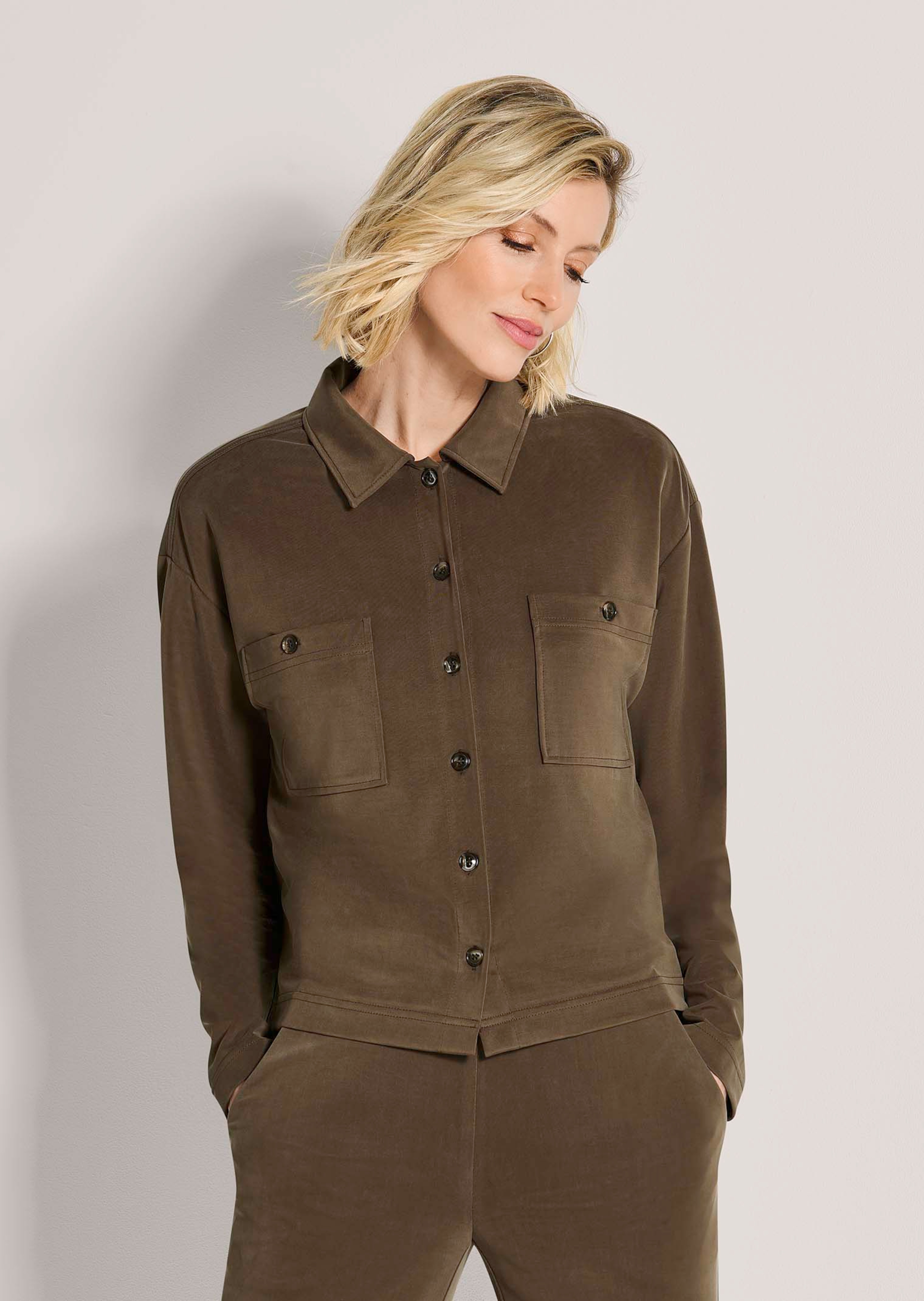 Oversize Hemdbluse mit aufgesetzten Taschen