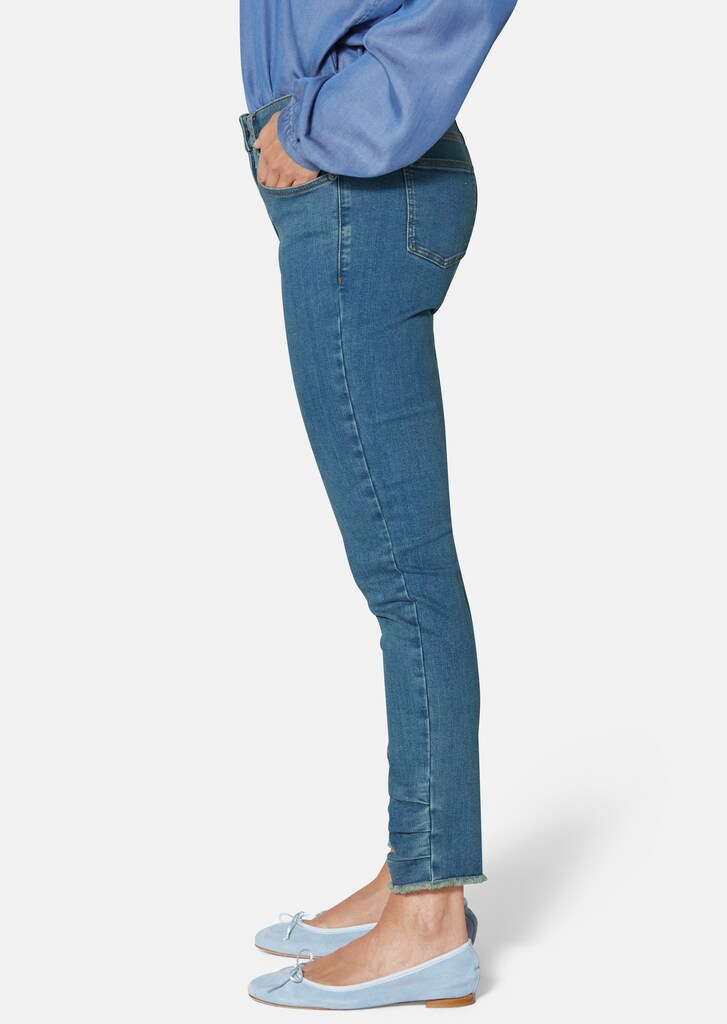 Enge Jeans mit Fransensaum 3