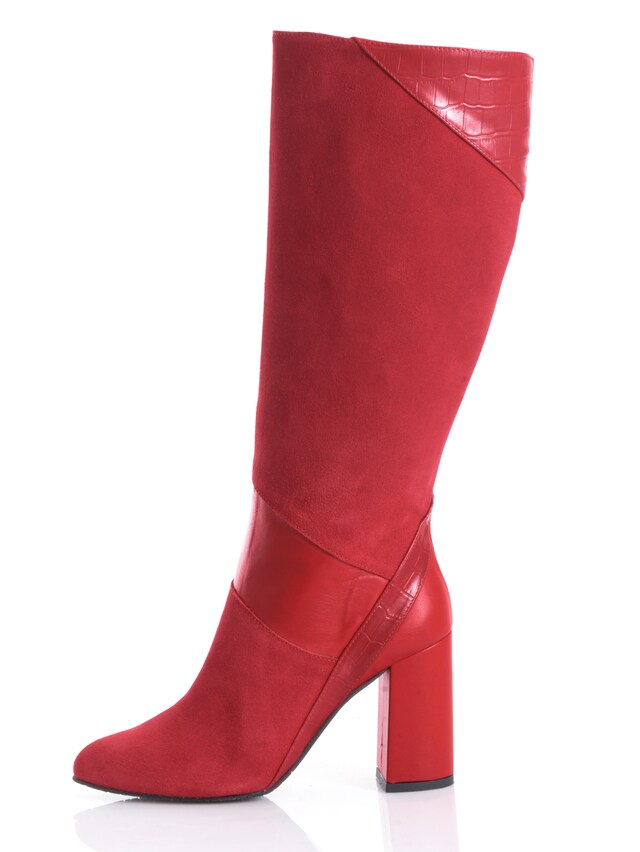 Stiefel in herausstechender Farbe