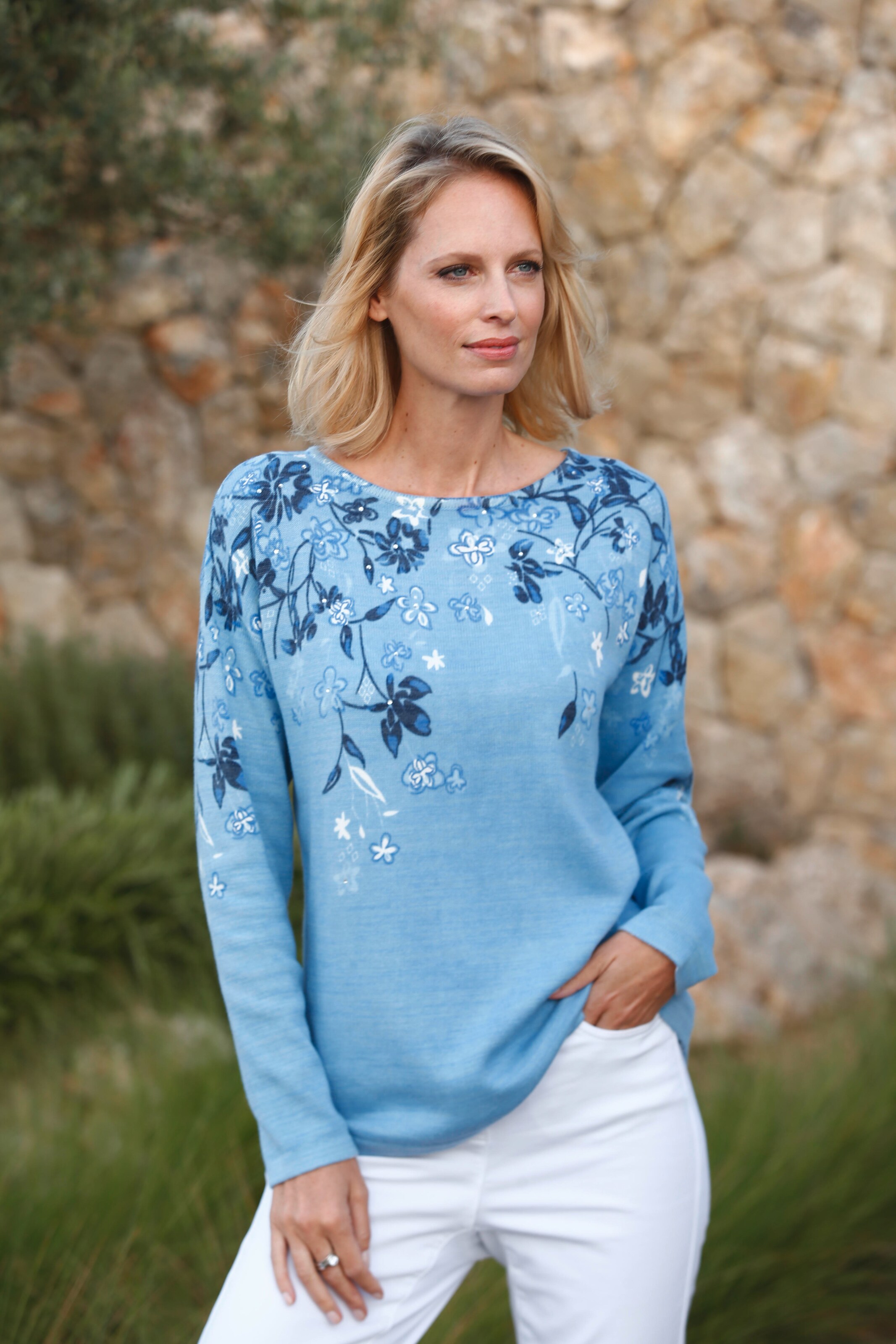 Leichter Druckpullover mit femininen Ausschnitt