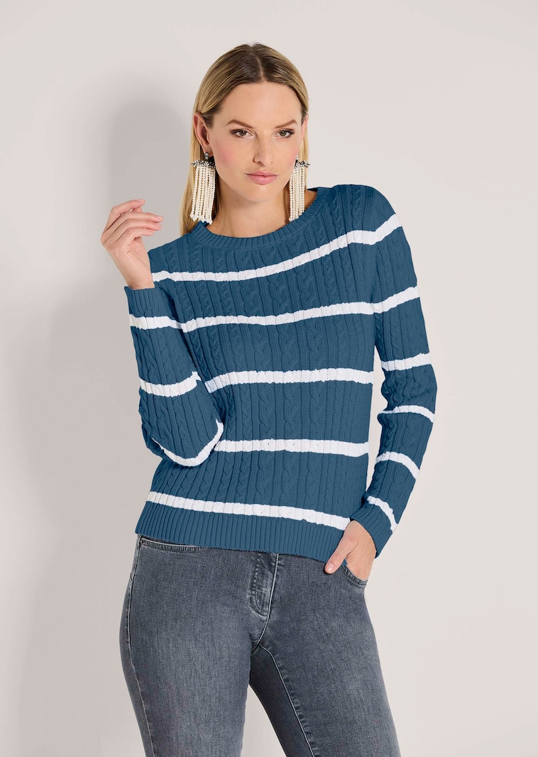 Strickpullover mit Zopfmuster