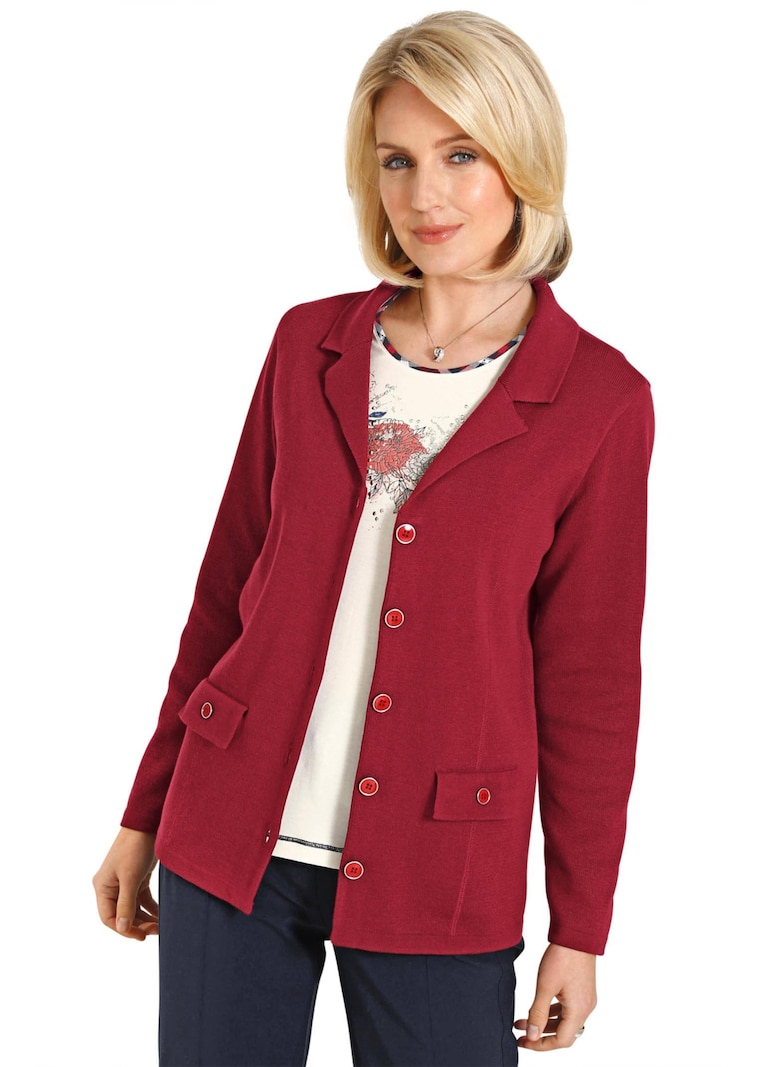 Ryhdikäs neulebleiseri, jossa somat napit ja taskut