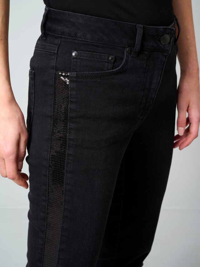 Jeans mit Paillettenband 6
