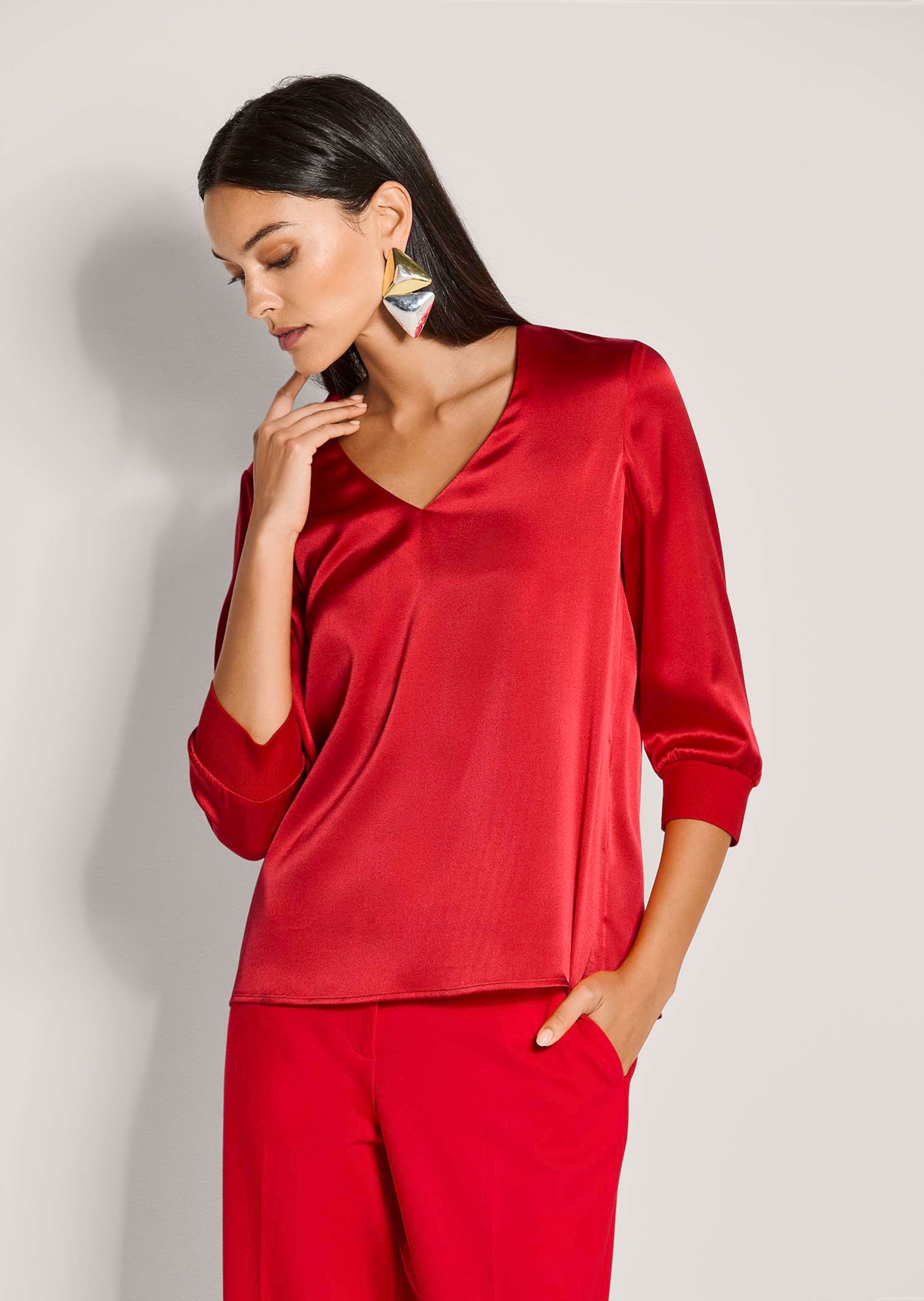 Blusenshirt aus Seidenstretch mit V-Ausschnitt