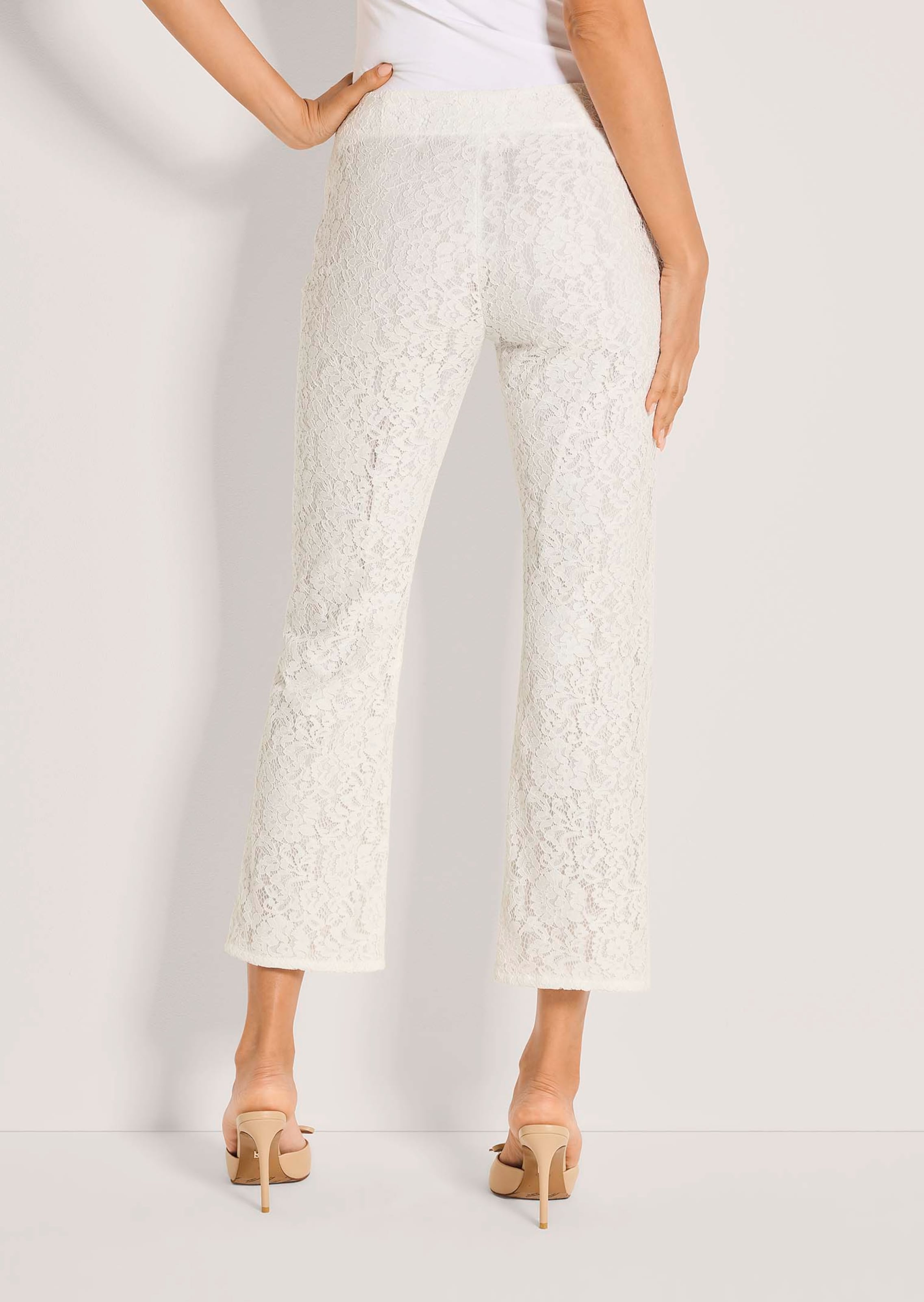 Cropped lace trousers in natural white | MADELEINE Fashion