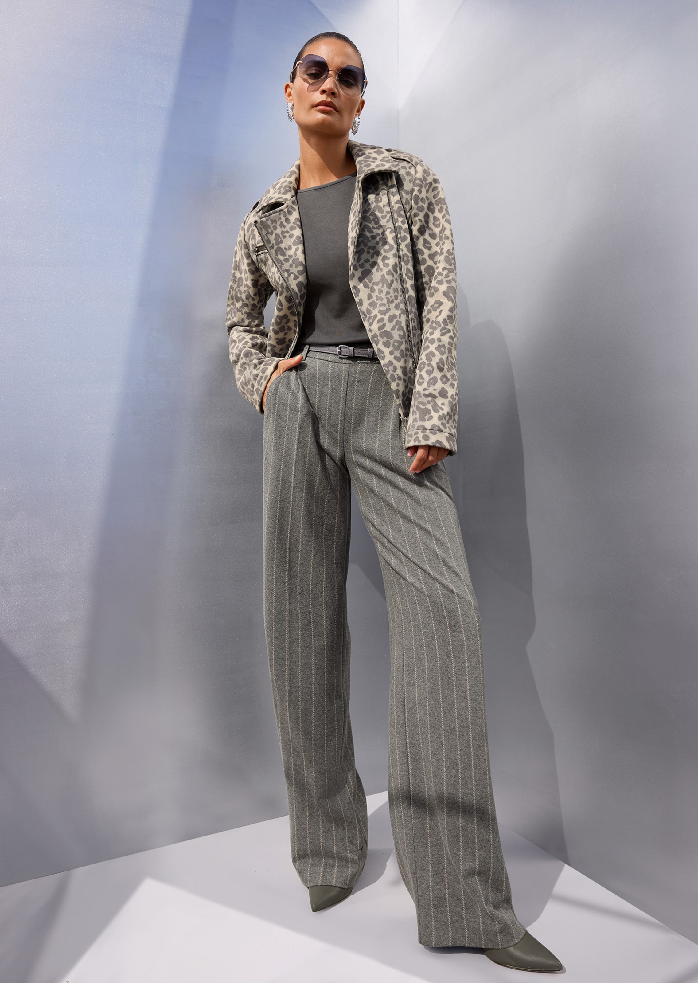 Weite Bundfaltenhose mit Nadelstreifen