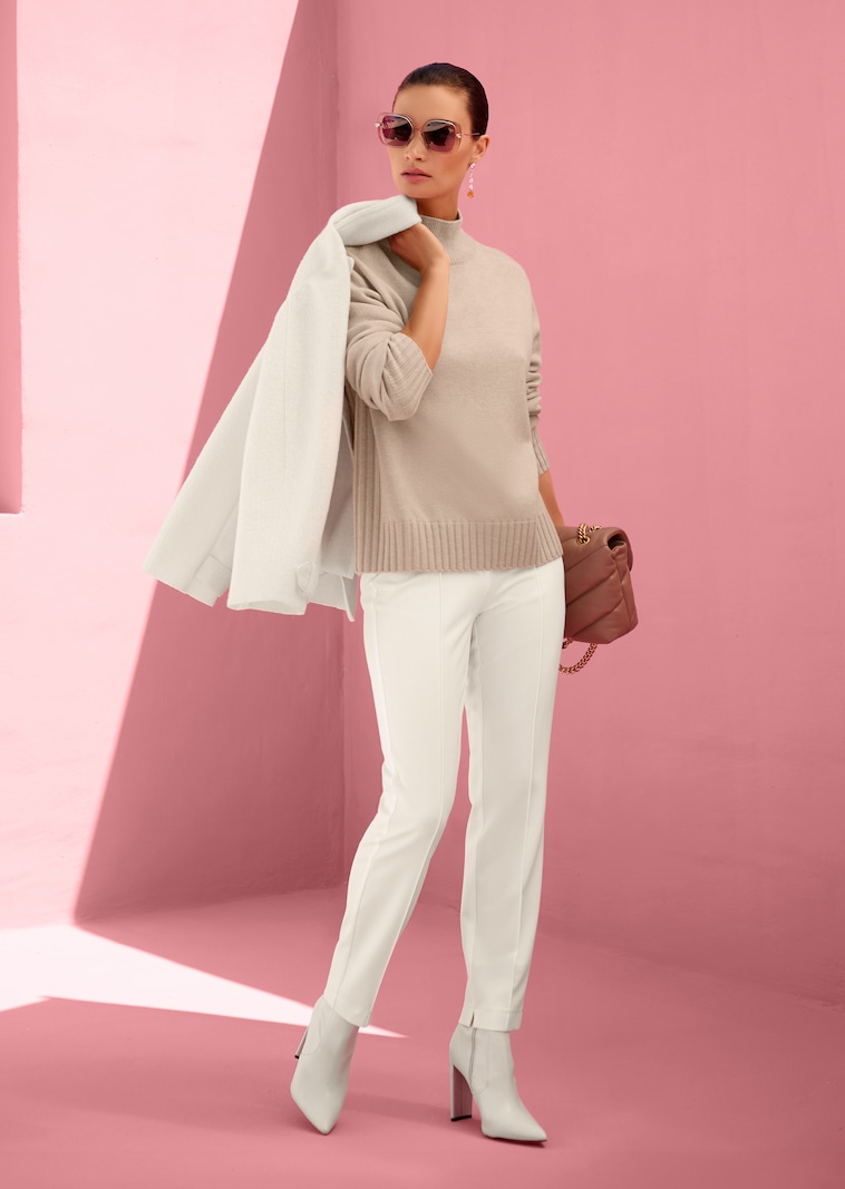 Hose mit streckenden Biesen