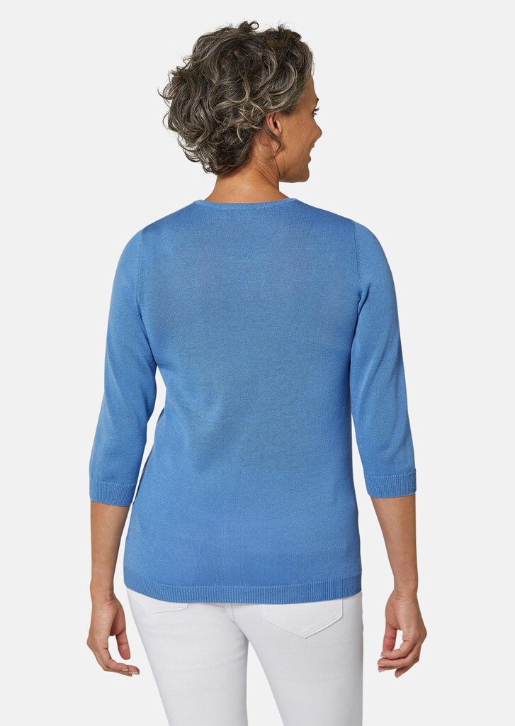Sommerlicher Strickpullover mit Ajourmuster
