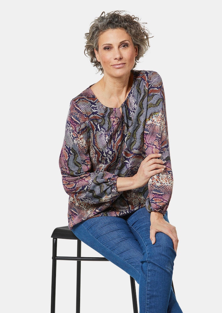 Druckbluse mit raffinierter Ausschnittlösung