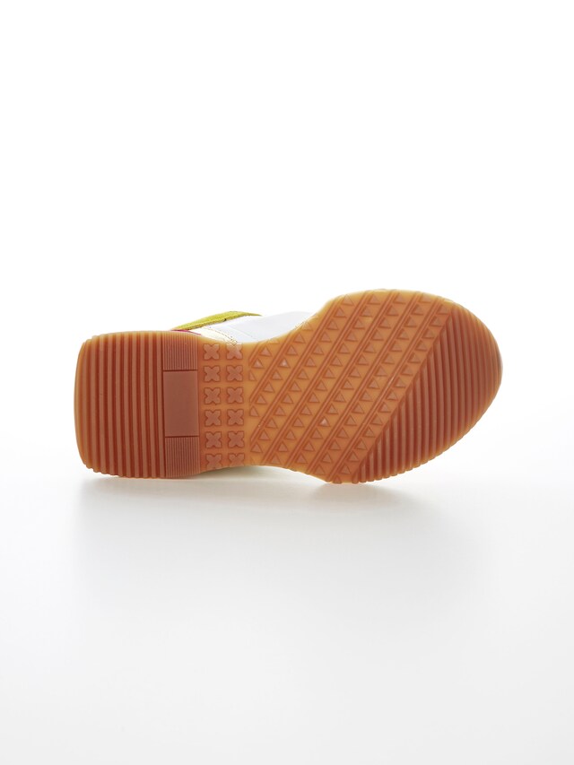 Sneaker mit modernem Materialmix 4