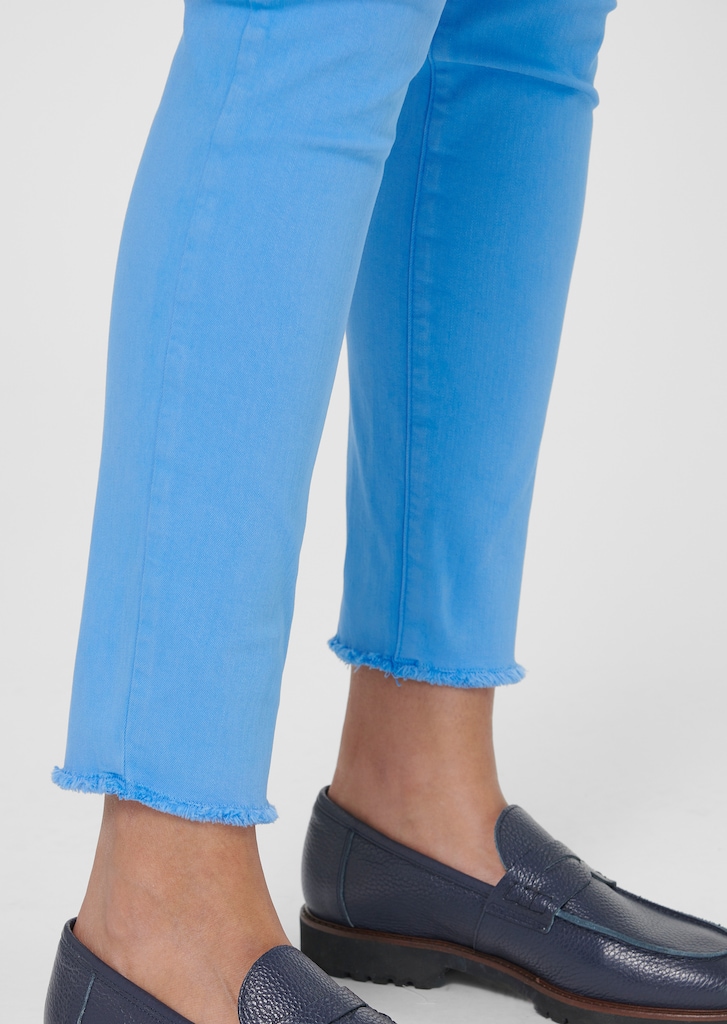 Jeans with fine fringing at the bottom of the legs 4
