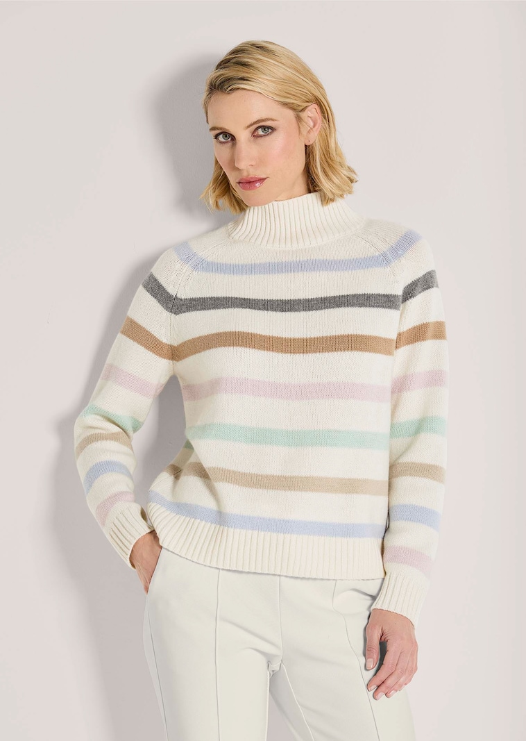 Stehkragen-Pullover im Ringel-Look