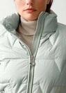 Kurze Daunensteppjacke mit Zierbändern thumbnail 5
