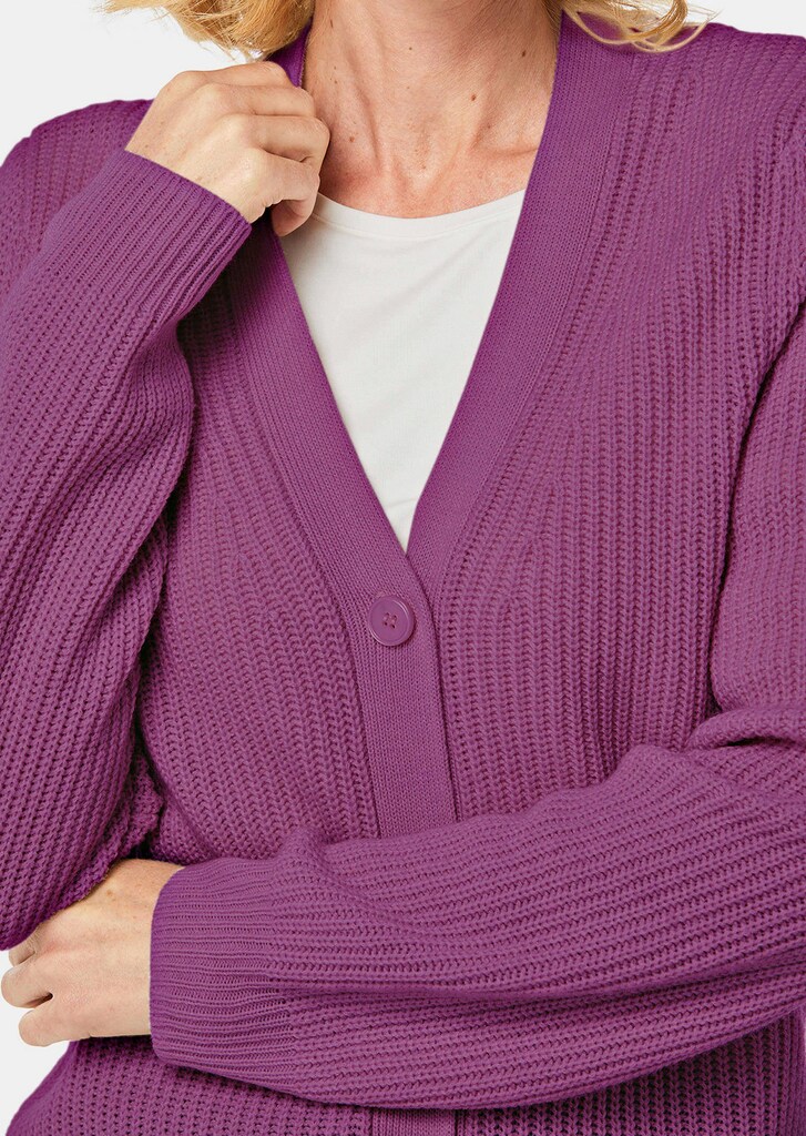 Pflegeleichte Strickjacke in hochwertiger Rippenstruktur