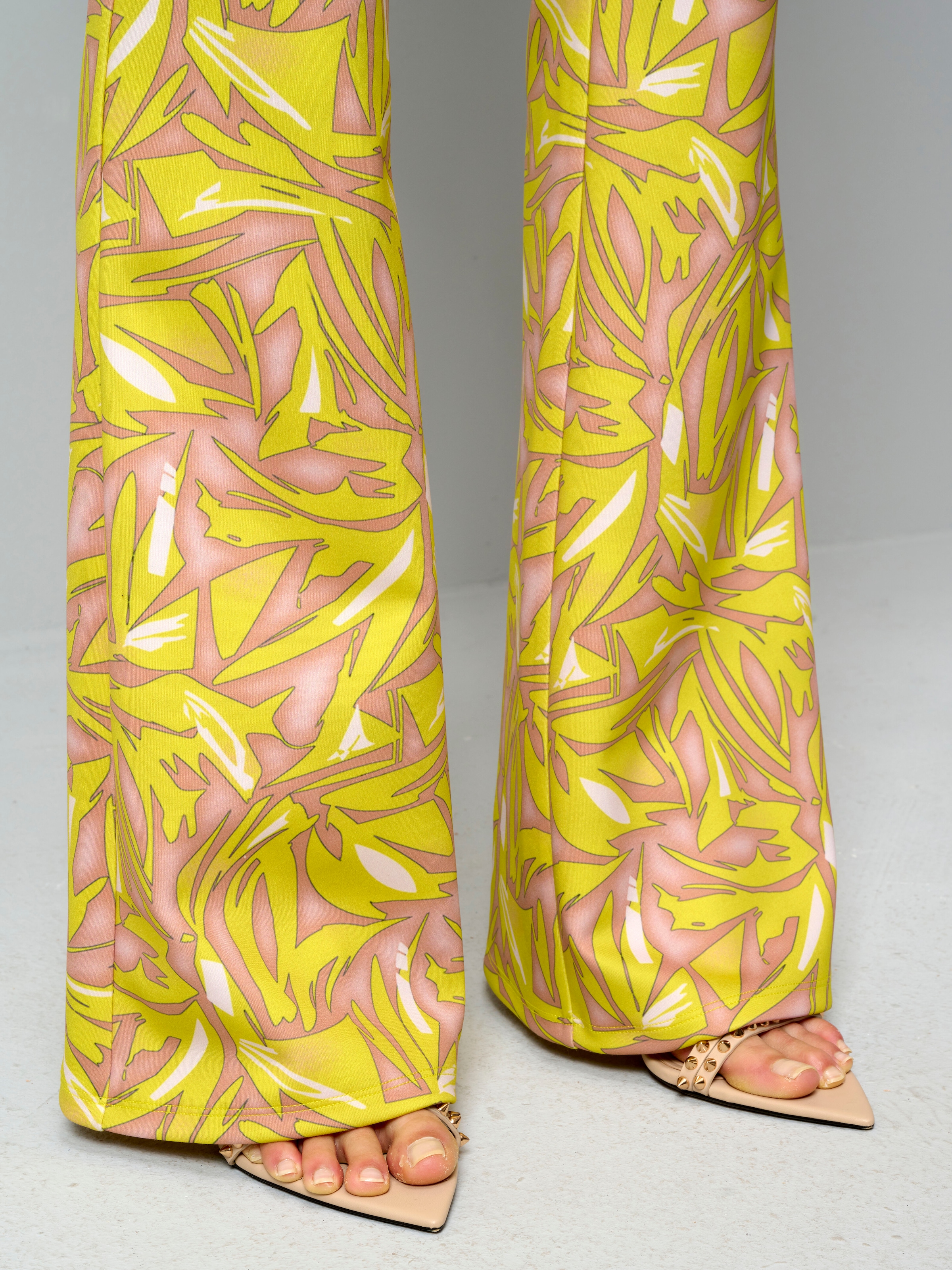 Hose mit grafischem Print 3