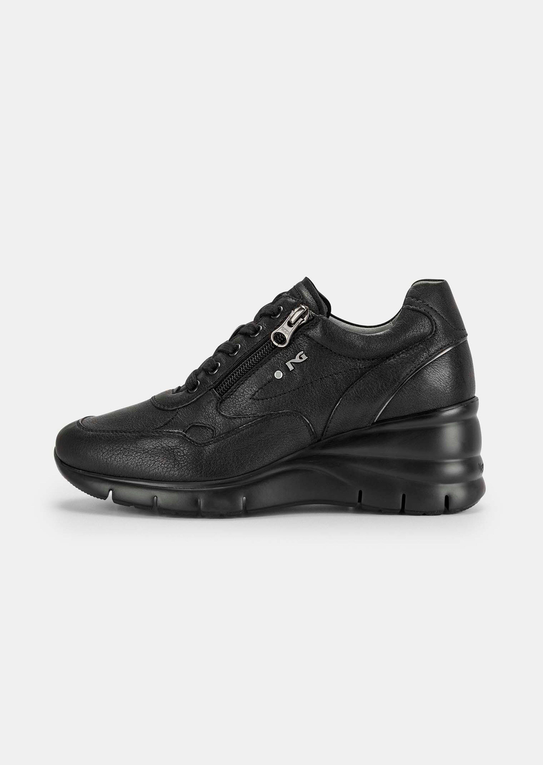 Sneaker mit integriertem Keilabsatz