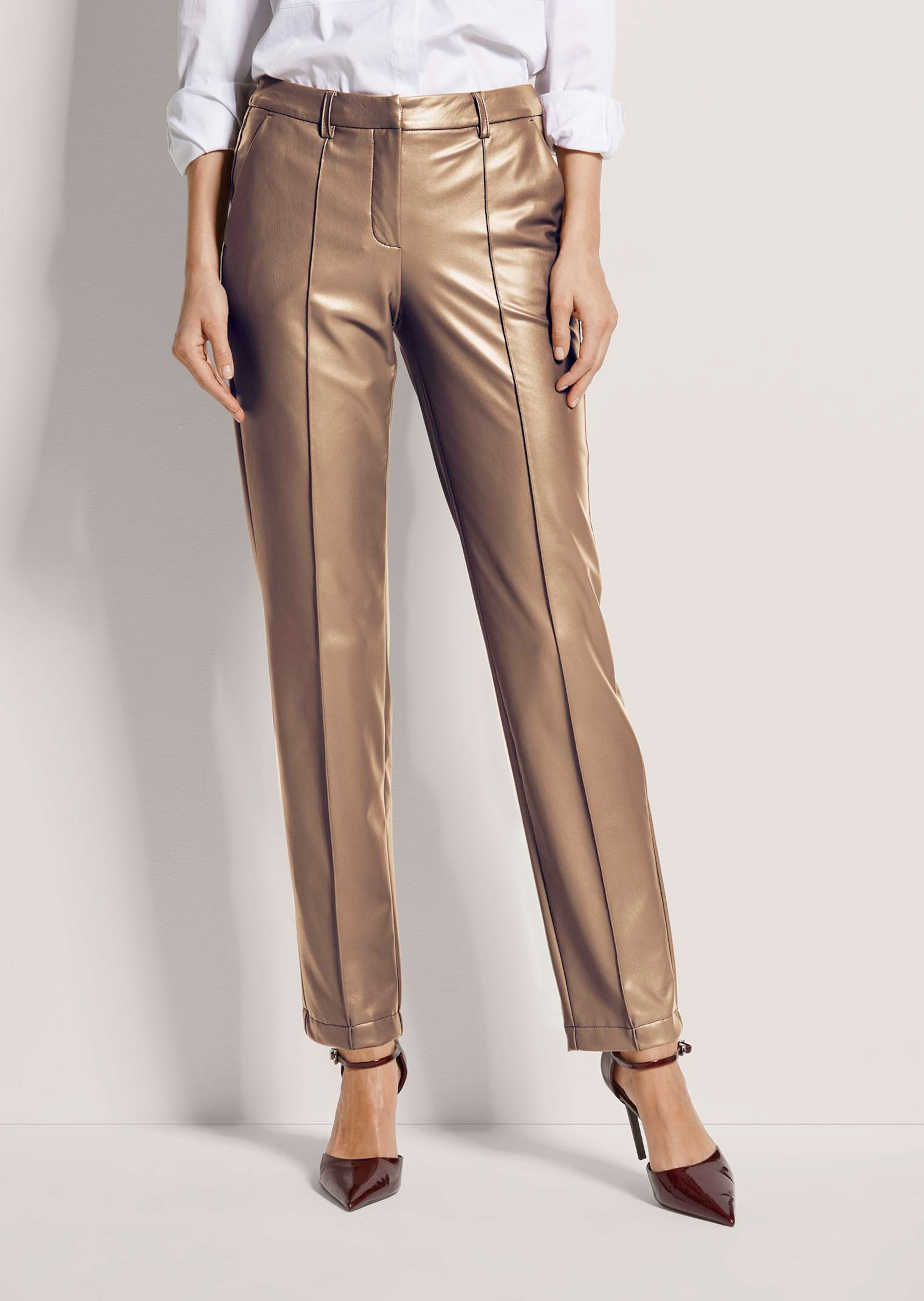 Hose im Leder-Look mit Biesen