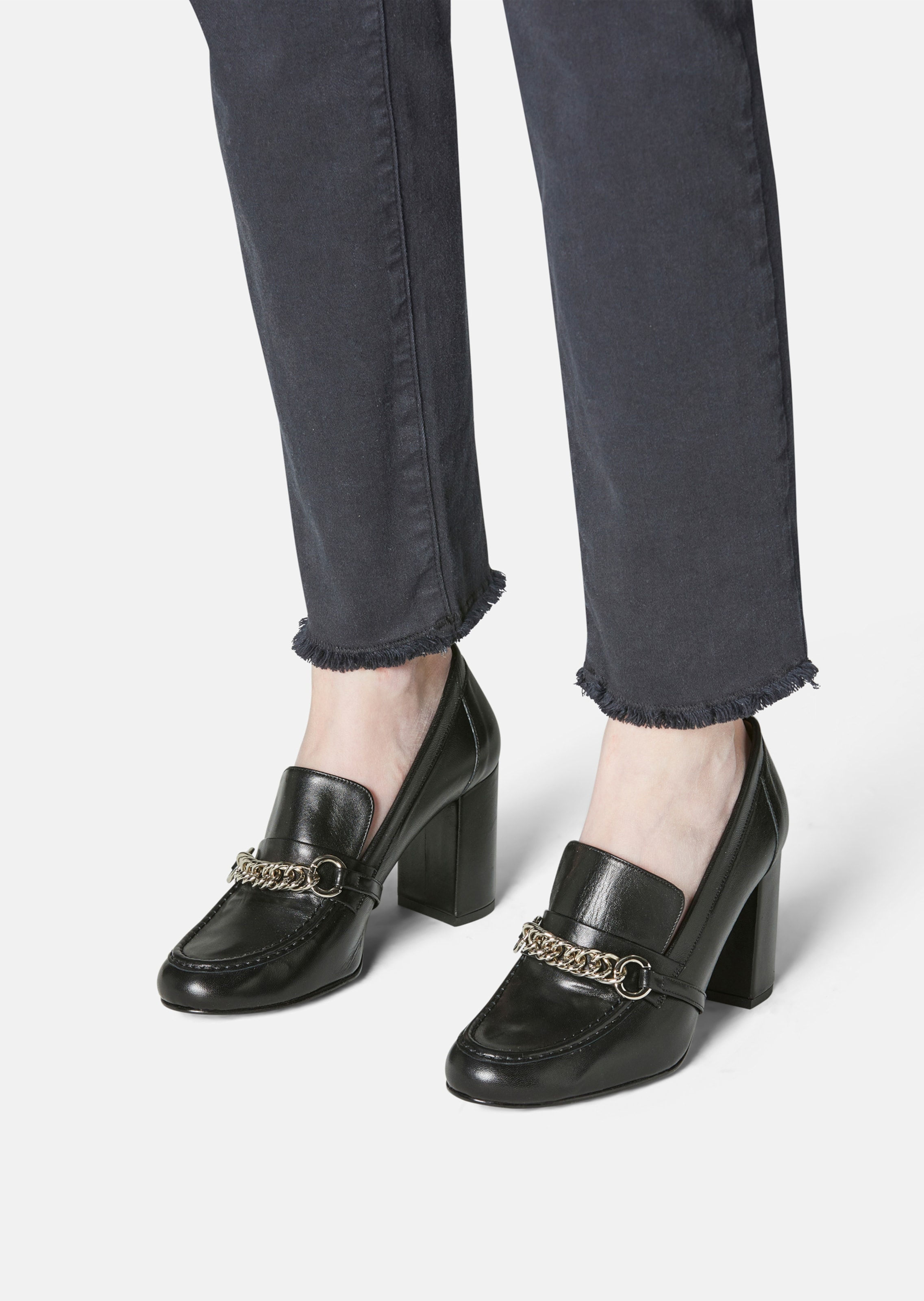 Leder-Pumps mit Blockabsatz und Zierkette