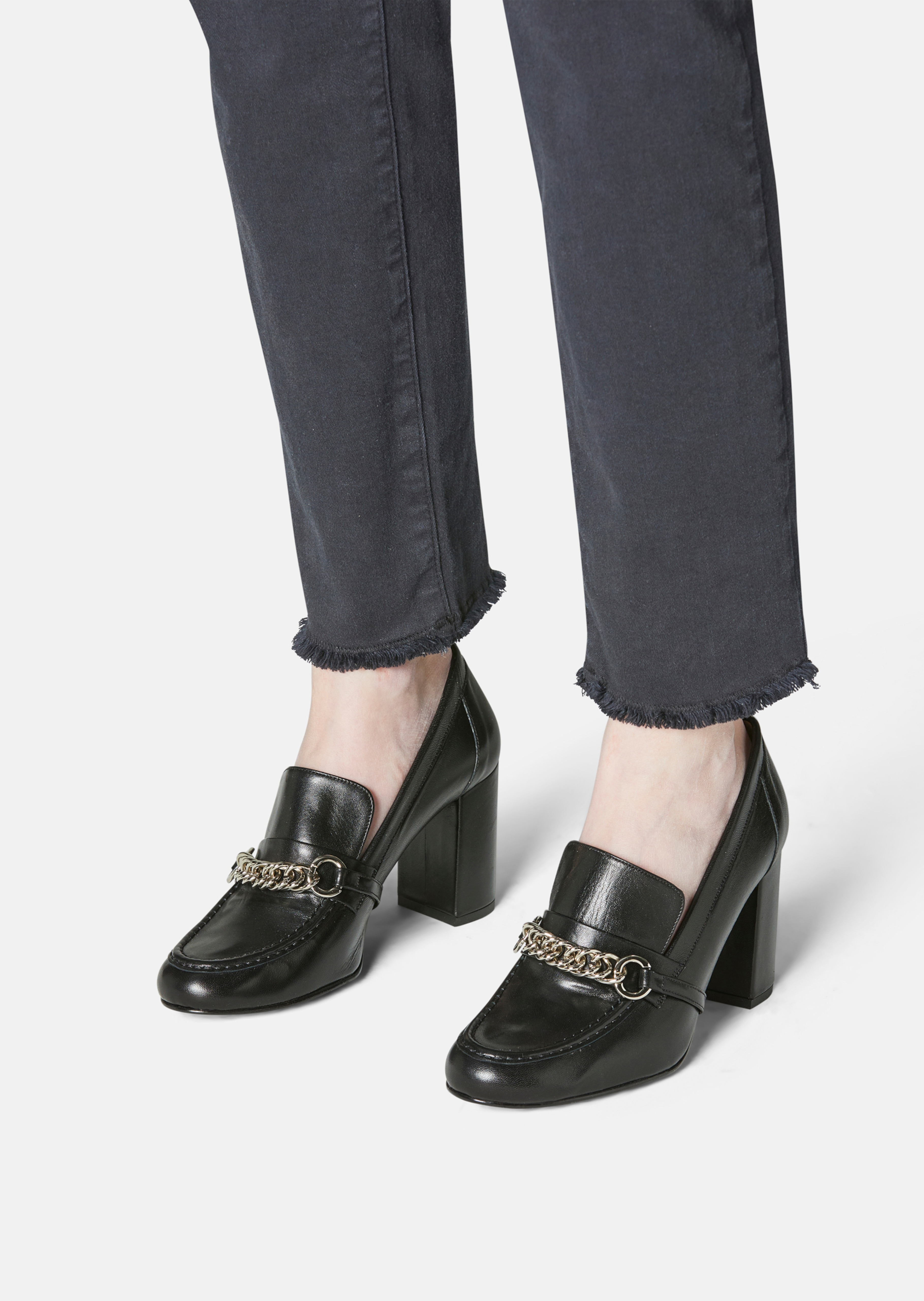 Leder-Pumps mit Blockabsatz und Zierkette