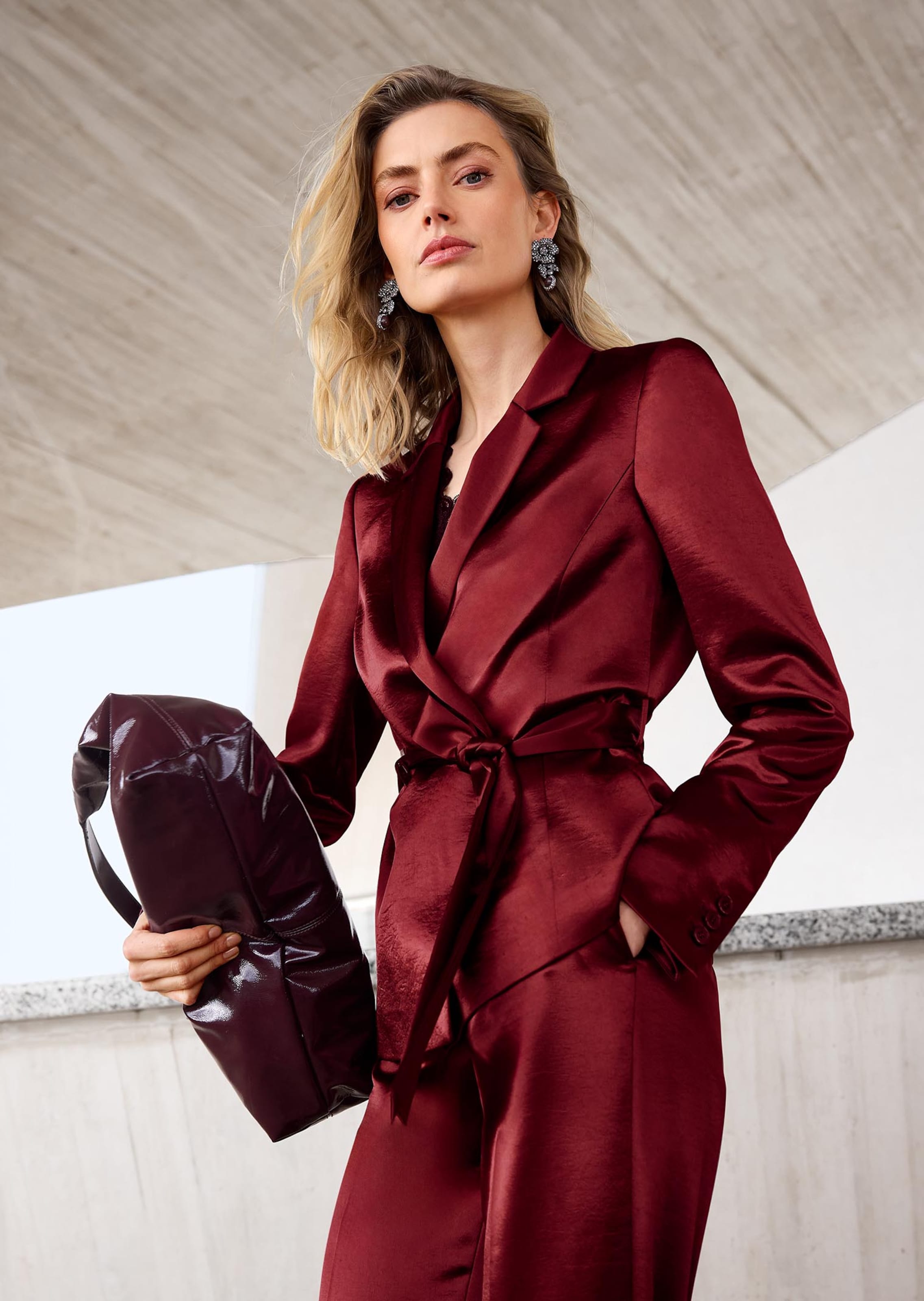 Edler Satin-Blazer mit Bindeband