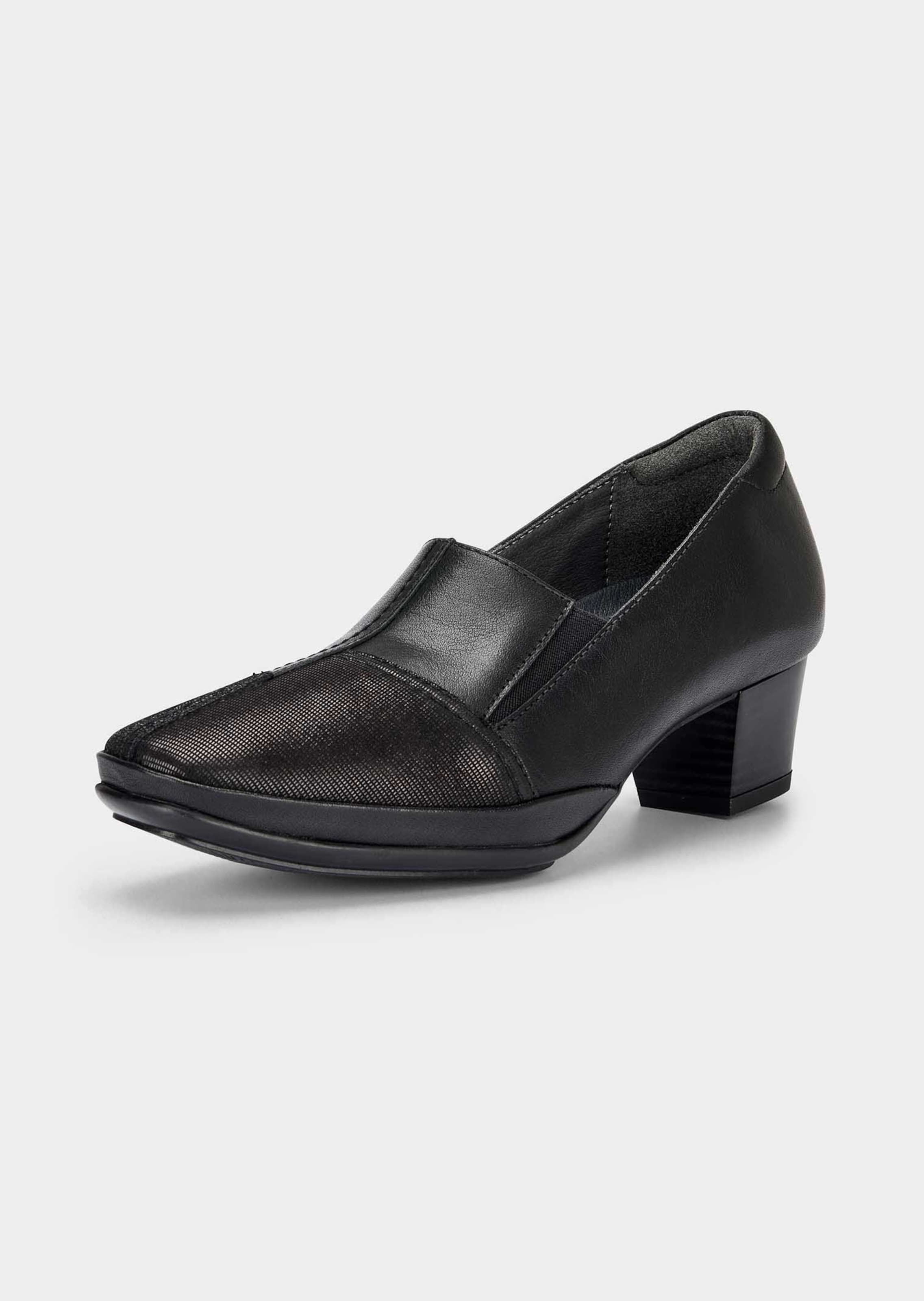 Pumps met decoratieve stiksels