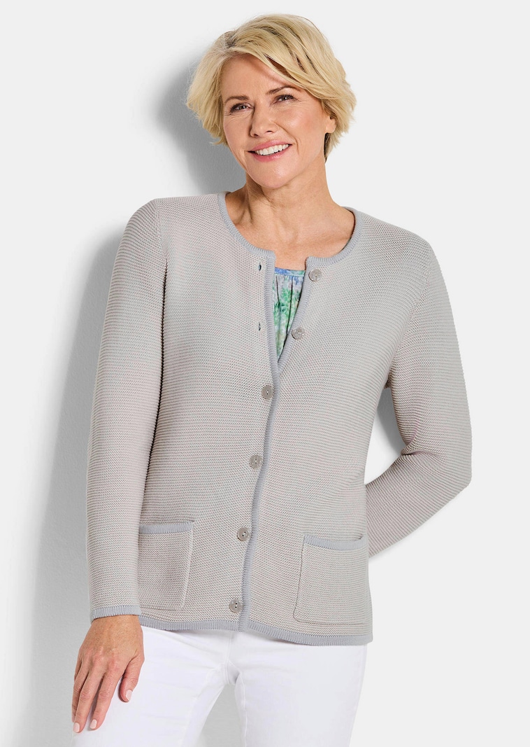 Neuletakki päälle ommelluilla taskuilla