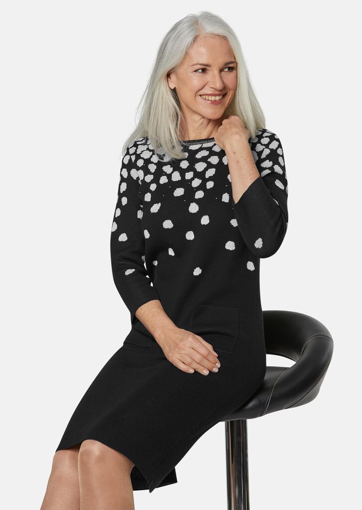 Apartes Strickkleid mit Glanzgarnakzenten