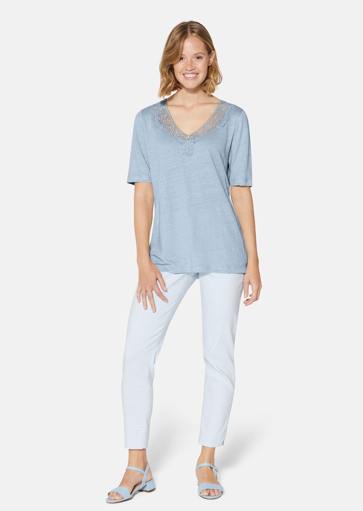 Short-sleeved linen shirt with a fine lace accent 1