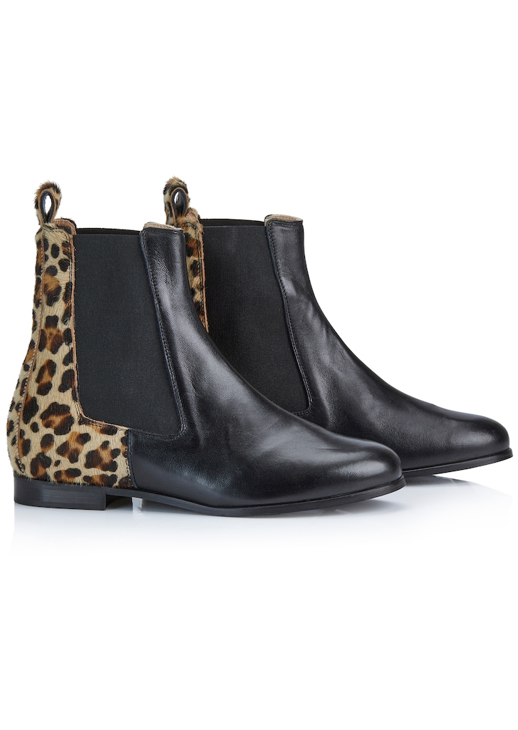 Leather boots with printed fur trim