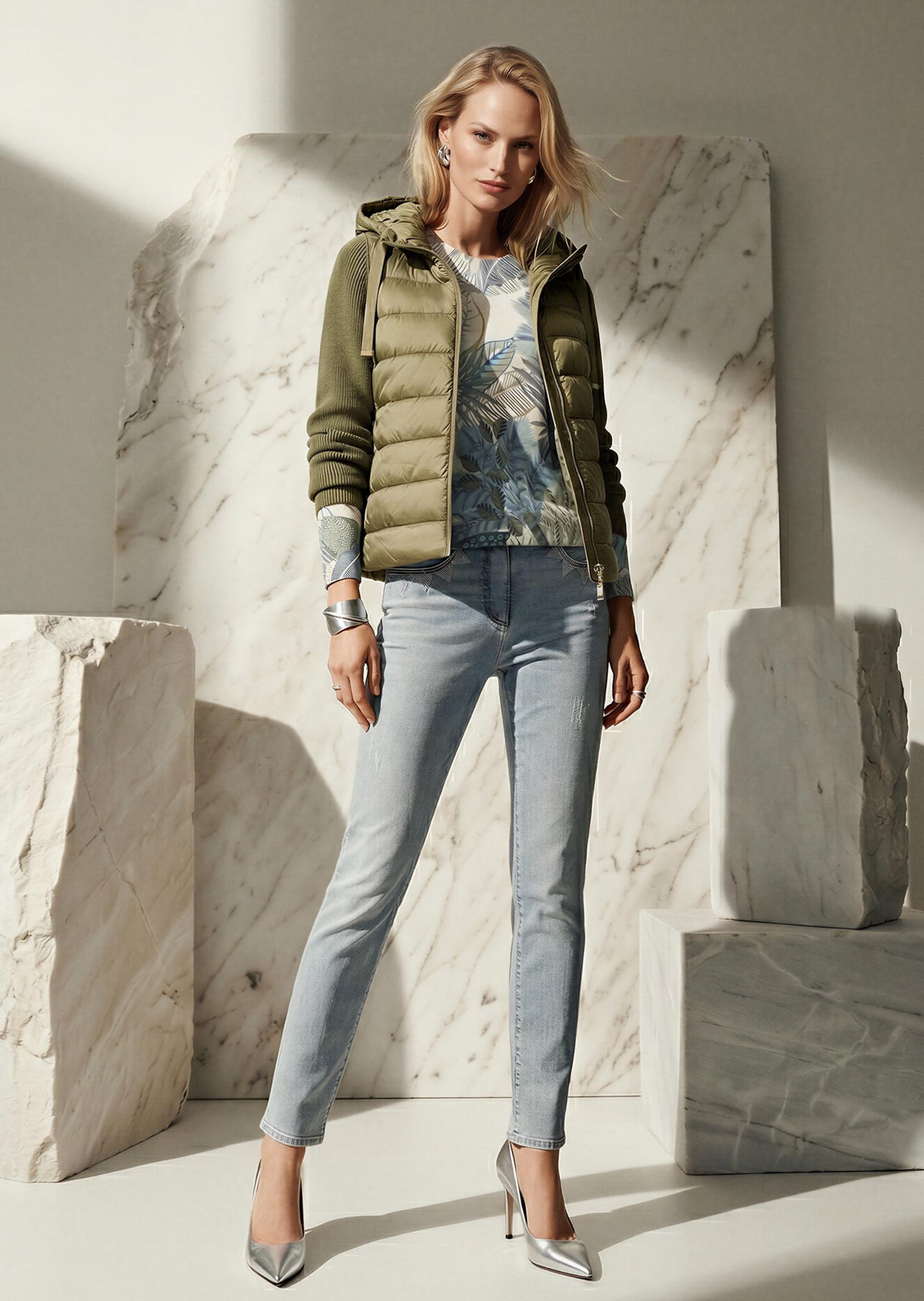 Slim-Jeans mit Strassdetails und modischer Waschung