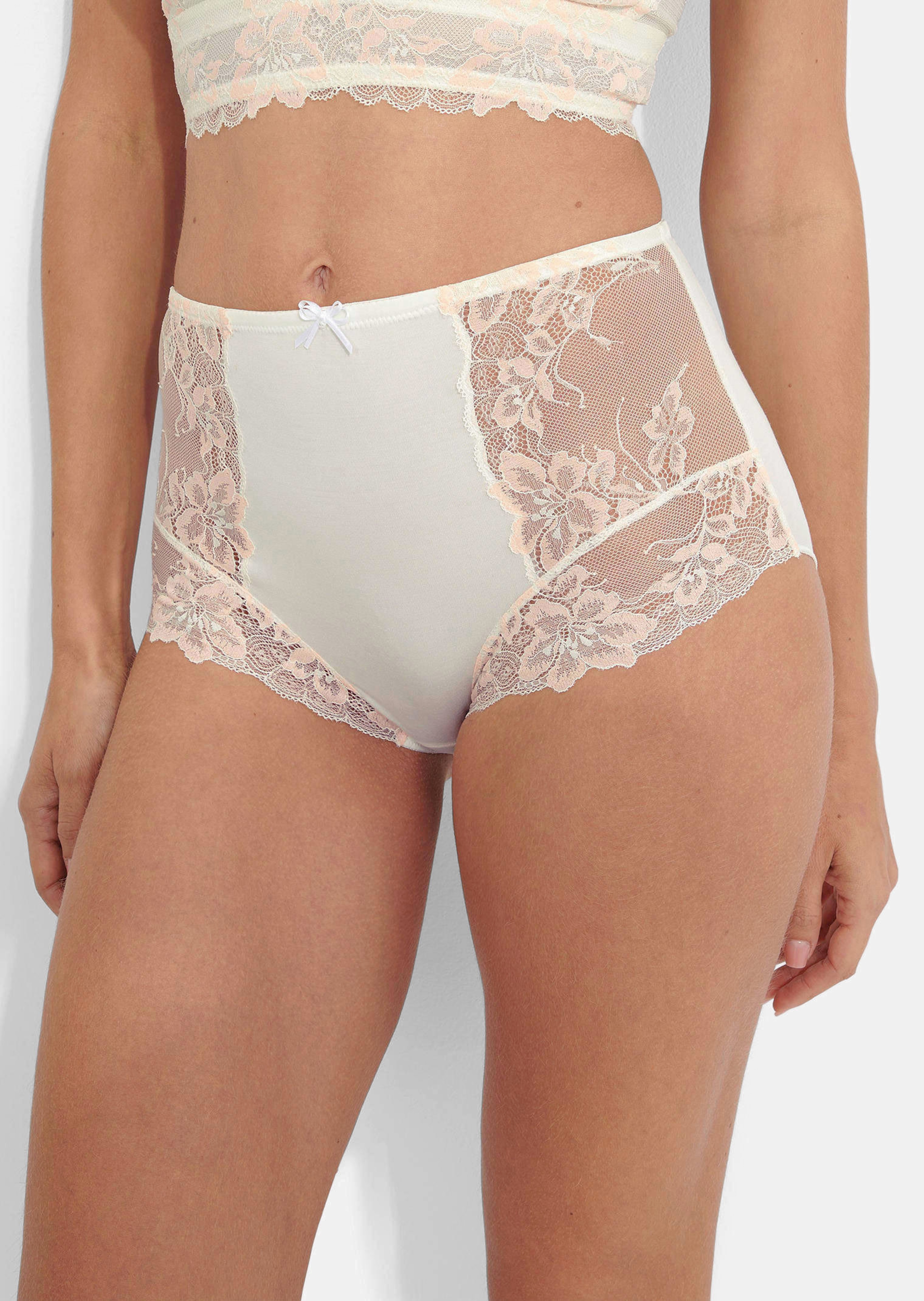 Slip orné de dentelle