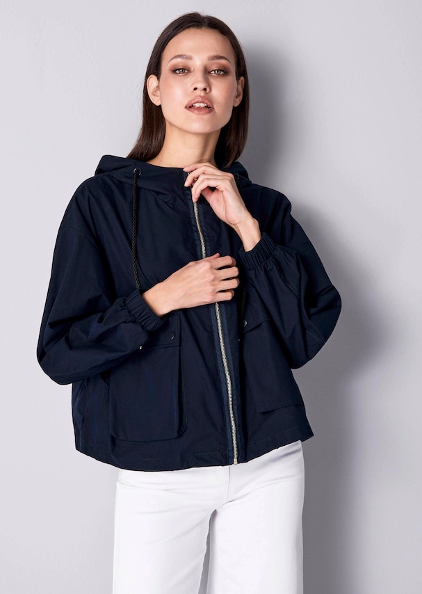 Jacke mit aufgesetzten Taschen vorne