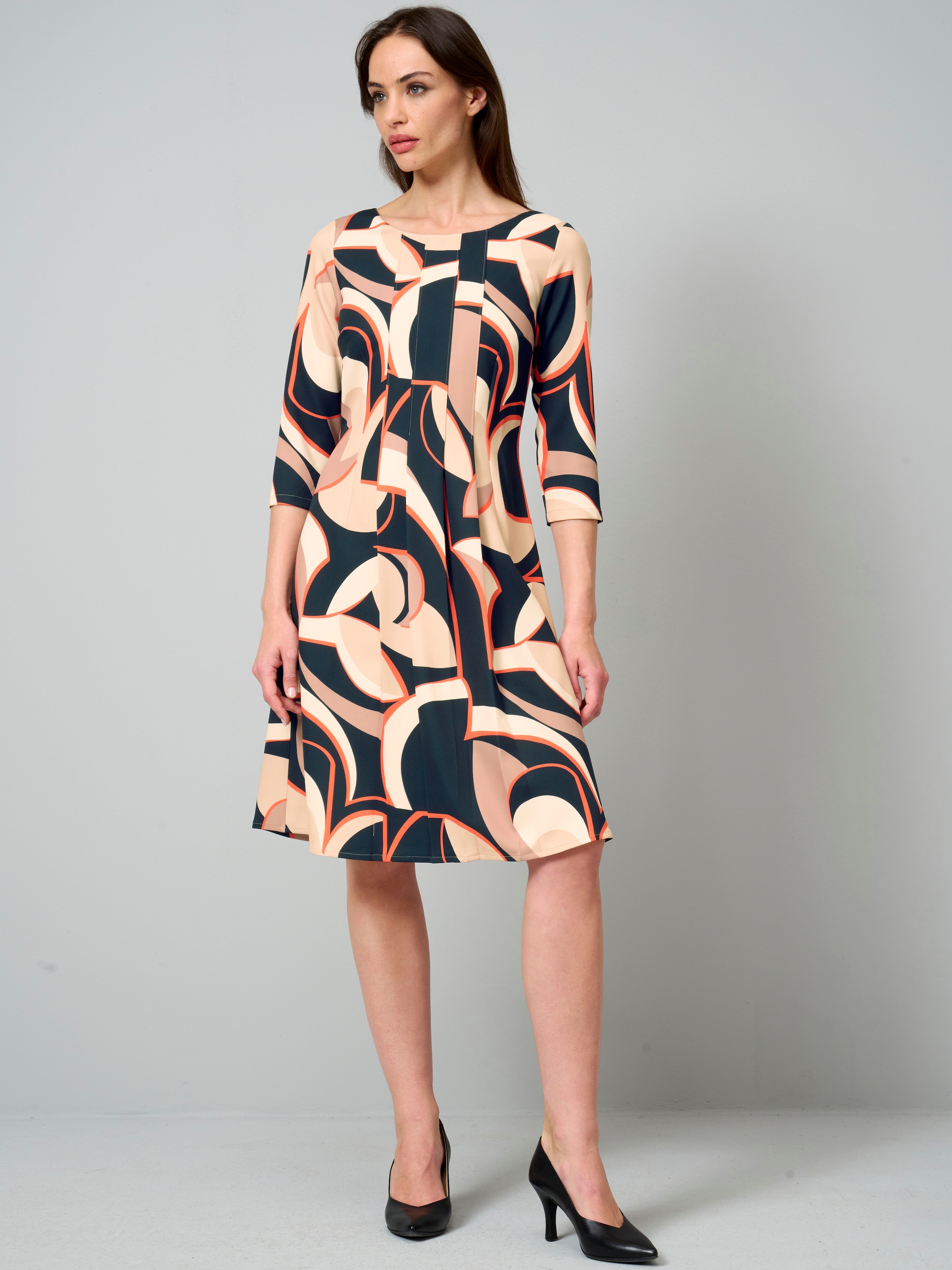 Kleid in grafischem Dessin 5