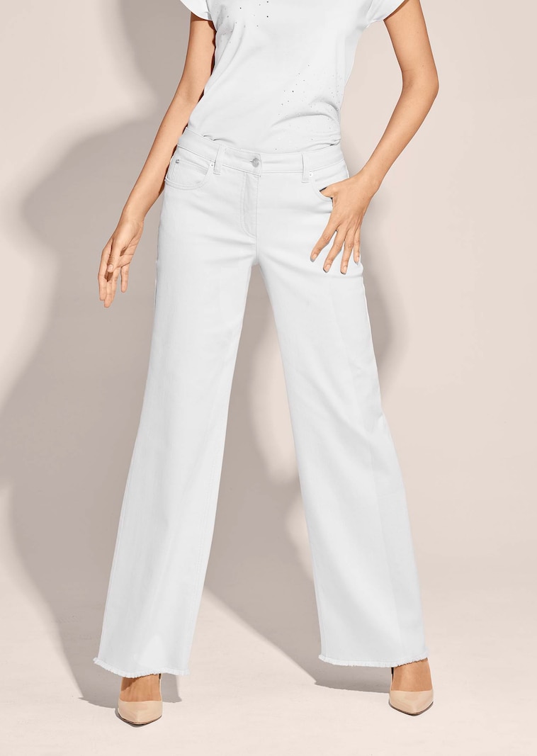 Weite Jeans mit Fransensaum
