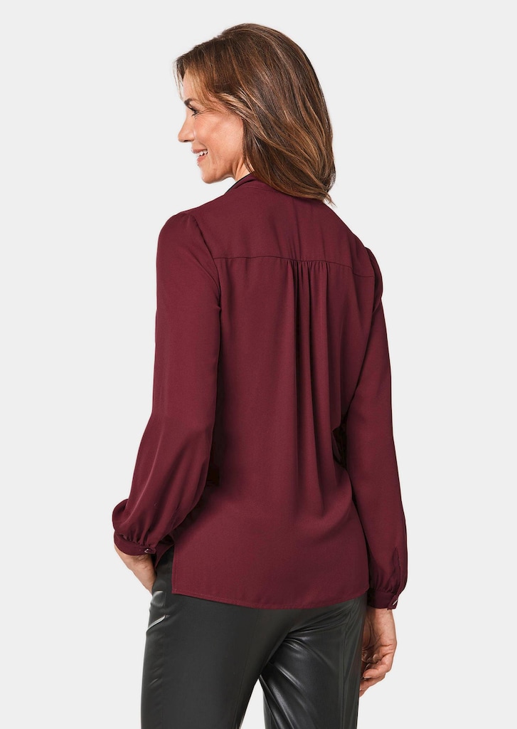 Figurumspielende Bluse mit modischer Schluppe