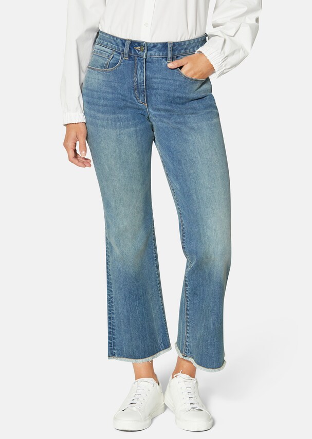 7/8 jeans with a fringed hem in a culotte shape