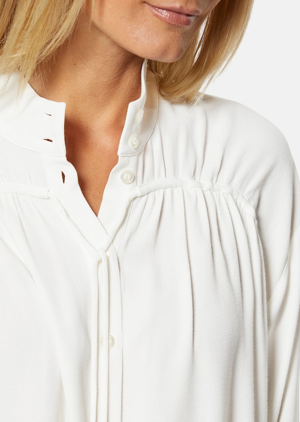 Stand-up collar blouse with a sophisticated extra 4