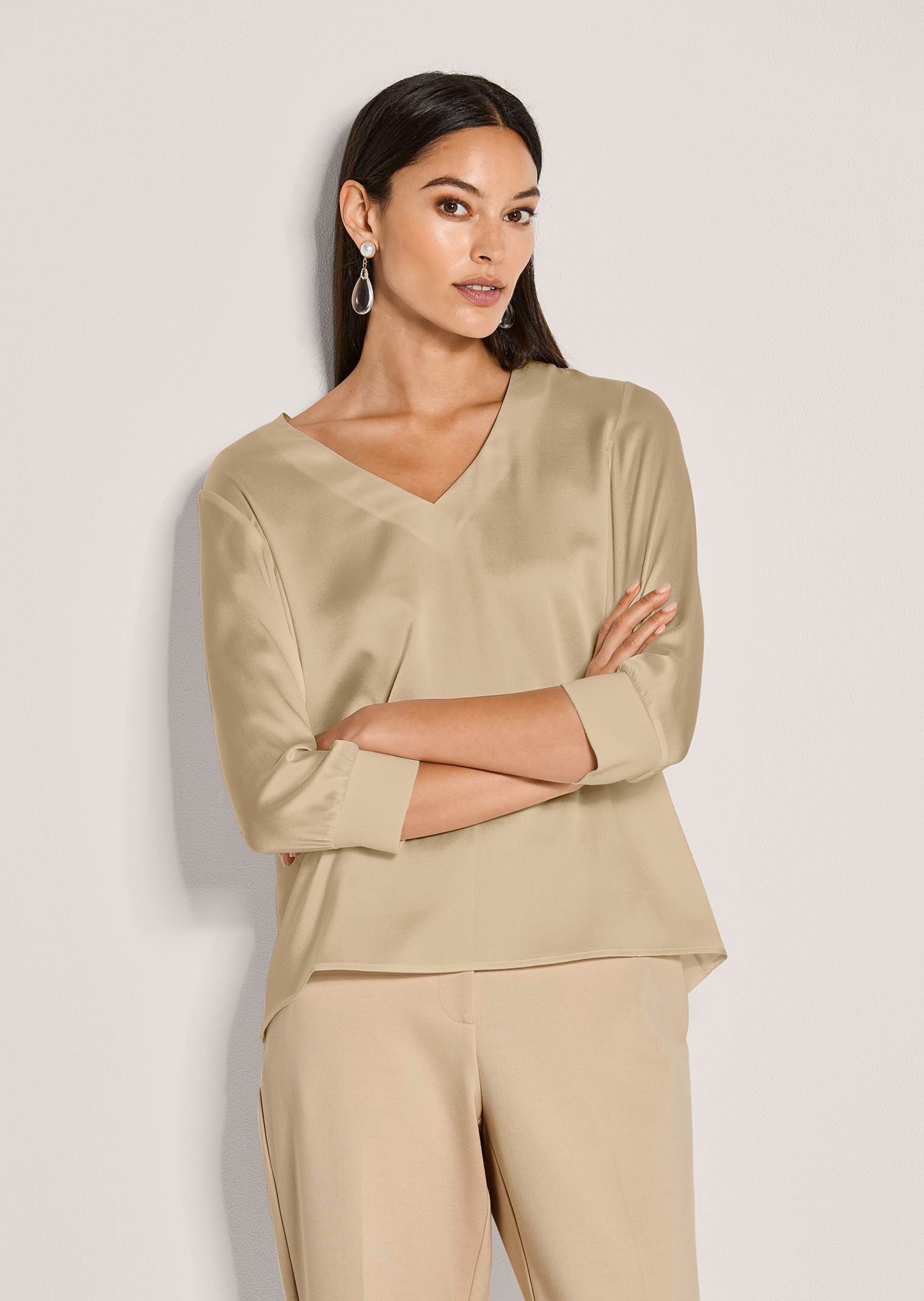 Blusenshirt aus Seidenstretch mit V-Ausschnitt