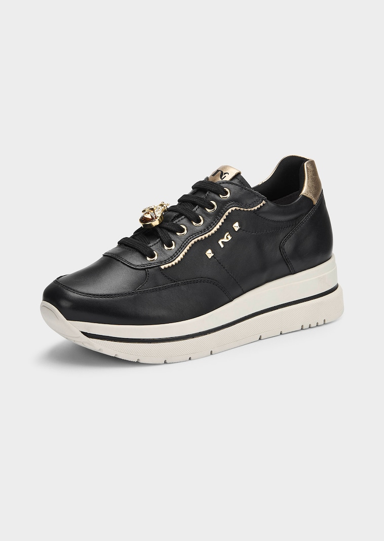 Edler Sneaker mit Schmuckelementen