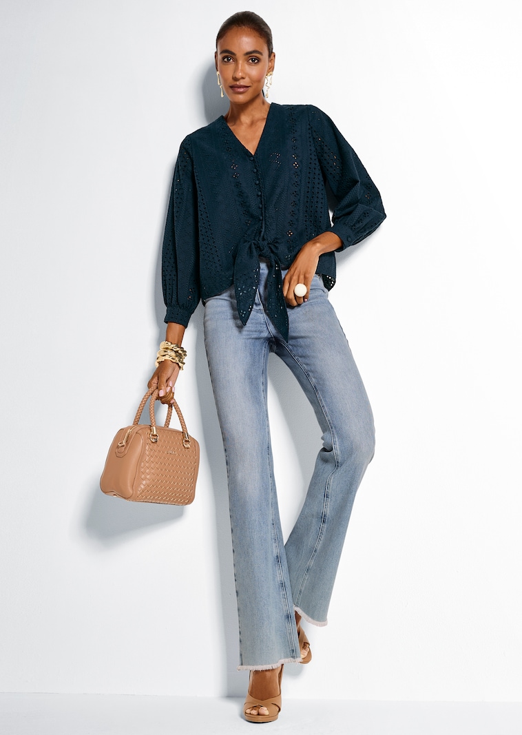 Bluse zum Knoten mit Spitze und Lochstickerei
