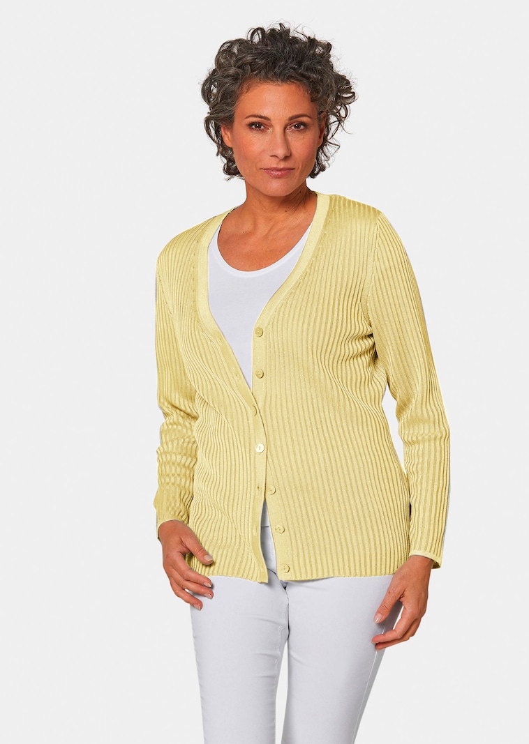 Pflegeleichte Strickjacke in hochwertiger Rippenstruktur